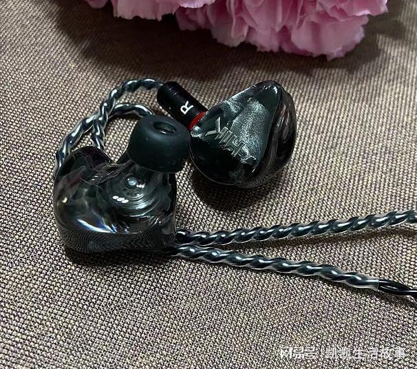 解析层次分明的有线耳机凯发入口声音动听细腻