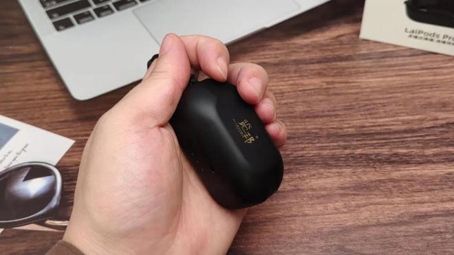 私密时光：降噪耳机的真正救星凯发app网站喧嚣都市中的(图2)